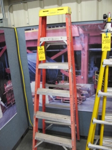 6' FIBERGLASS LADDER (G-20) LOADING & HANDLING FEE $10-2554