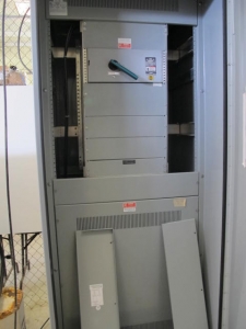 IEM SINGLE DOOR TYPE R3 ELECTRICAL ENCLOSURE W/ SIEMENS CATALOG # V7E2204LR SERIES A 200 AMP 2-POLE SINGLE PHASE VACU-BREAKER SWITCH (G-20) LOADING & HANDLING FEE $50-2653