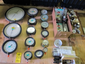 LOT (15) ASST'D TEST GAUGES W/ GAS ANALYZERS & REGULATORS (G-46) LOADING & HANDLING FEE $10-2729