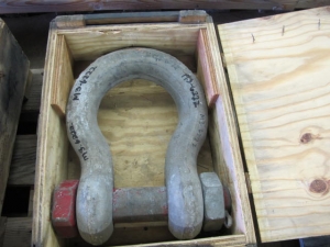LOT MISC LARGE SHACKLES (G-46) LOADING & HANDLING FEE $10-2731