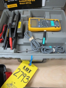 FLUKE MODEL 179 TRUE RMS MULTIMETER (G-44) LOADING & HANDLING FEE $10-2793