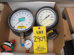 LOT MISC PRESSURE GAUGES (G-44) LOADING & HANDLING FEE $10-2909