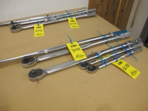 LOT (5) ASST'D 3/4" & 1/2" TORQUE WRENCHES (G-44) LOADING & HANDLING FEE $10-3033