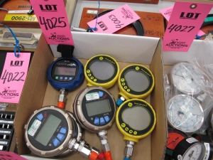 LOT (7) DIGITAL PRESSURE GAUGES (G-44) LOADING & HANDLING FEE $10-4025