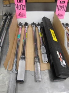 LOT (4) 1/2" & (1) 3/8" TORQUE WRENCHES (G-44) LOADING & HANDLING FEE $10-4092