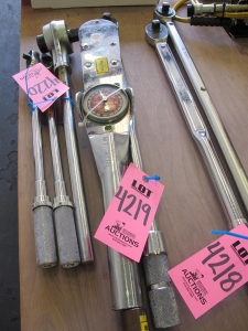 LOT (1) 1" & (1) 3/4" TORQUE WRENCHES (G-44) LOADING & HANDLING FEE $10-4219
