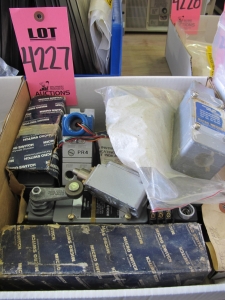 LOT MISC MICRO SWITCHES (G-44) LOADING & HANDLING FEE $10-4227