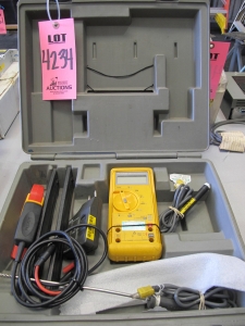 FLUKE MODEL 29 SERIES II MULTIMETER W/ ACCESSORIES (G-44) LOADING & HANDLING FEE $10-4234