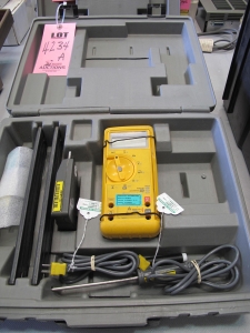 FLUKE MODEL 29 SERIES II MULTIMETER W/ ACCESSORIES (G-44) LOADING & HANDLING FEE $10-4234A
