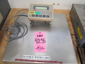 OHAUS MODEL I-10 18"X18" DIGITAL TABLE TOP SCALE (G-44) LOADING & HANDLING FEE $10-4235
