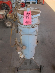 CLEMCO PNEUMATIC SAND BLAST ABRASIVE BLAST MACHINE (G-40 OUTSIDE) LOADING & HANDLING FEE $25-4281