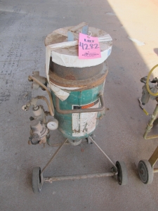 CLEMCO PNEUMATIC SAND BLAST ABRASIVE BLAST MACHINE (G-40 OUTSIDE) LOADING & HANDLING FEE $25-4282