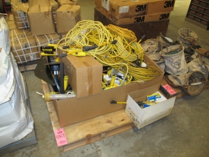 LOT MISC LIGHTS & EXTENSION CORDS (G-30) LOADING & HANDLING FEE $25-4357