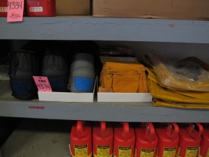LOT MISC KNEE PADS, CARPENTERS TOOL POUCHES & WELDING CURTAINS (G-30) LOADING & HANDLING FEE $25-4374