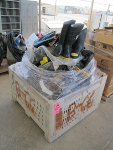 LOT RUBBER BOOTS & WADERS (G-30) LOADING & HANDLING FEE $25-4384